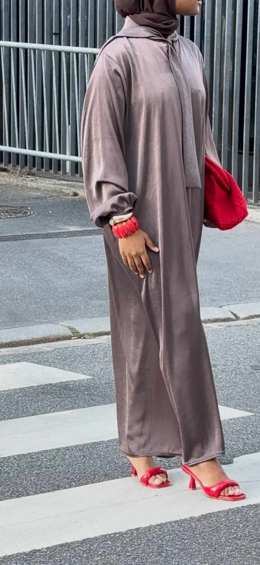 Abaya taupe ASNAAM au tombé fluide
